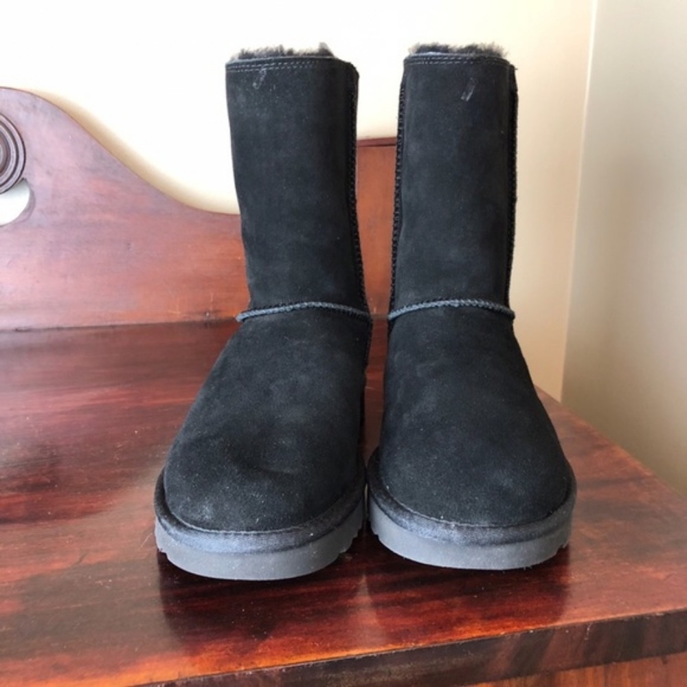 UGG  Back Zip Black Short Boot 6 NWOB - Picture 2 of 7